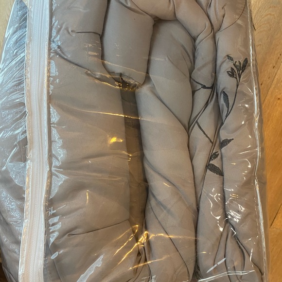 5 piece comforter set f/q - Picture 2 of 3